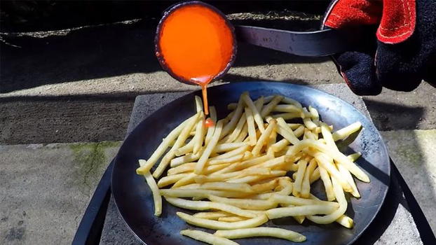 Versa del rame fuso sulle patatine del McDonald’s. Ecco cosa succede!
