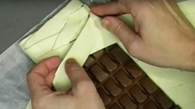 Mette una tavoletta di cioccolato al centro della pasta sfoglia. Il risultato è da leccarsi i baffi