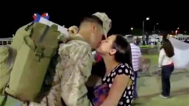 Soldato torna a casa e corre verso la moglie. Ecco l’incredibile scoperta che fa!