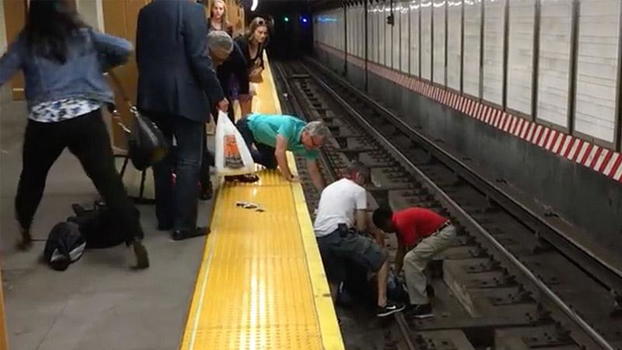 Tre uomini si trovano sui binari. Non immaginerai mai perchè