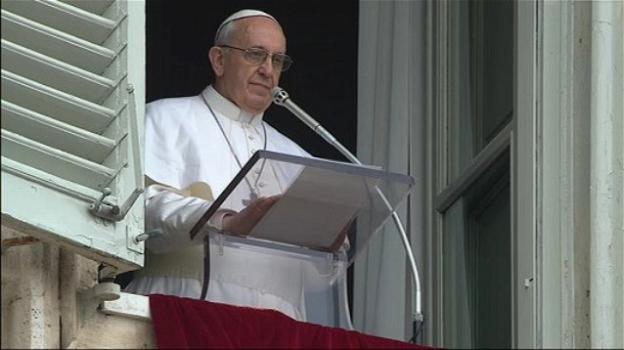 Papa Francesco prega per le vittime di Dacca: "Siamo agnelli in mezzo a lupi"