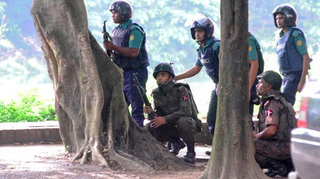 Bangladesh, il sorprendente profilo dei terroristi: ricchi ed istruiti