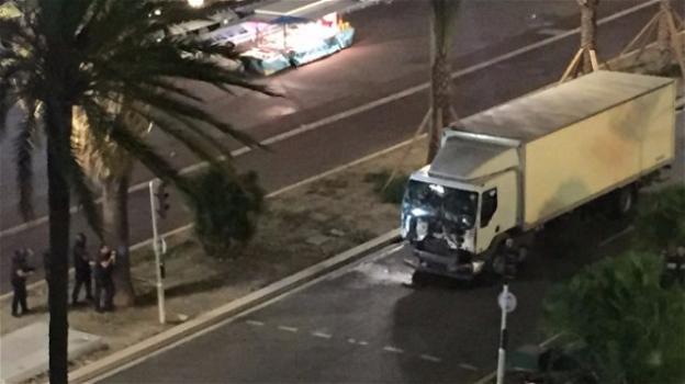 Attentato Nizza: camion e spari sulla folla. Più di 80 i morti