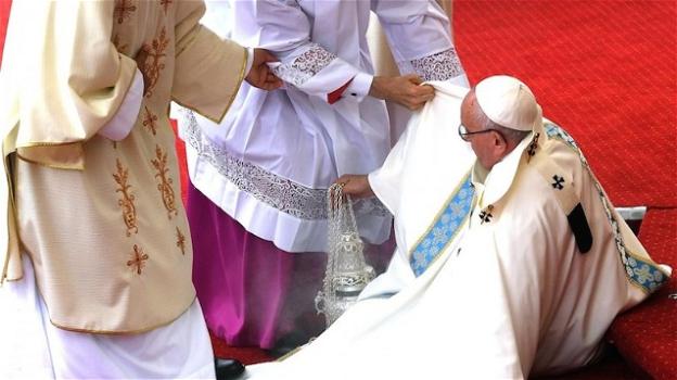 Papa Francesco cade sul palco della Madonna Nera: colpa della veste?