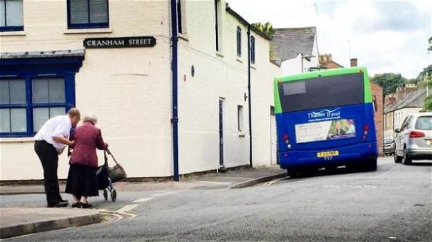 Autista ferma l’autobus e scende per aiutare anziana ad attraversare: la foto diventa virale