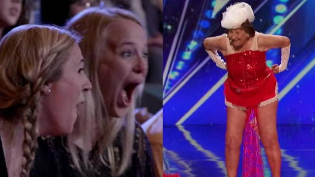 Donna di 90 anni fa uno striptease sul palco. Non immaginerai mai cosa succede quando toglie il corpetto