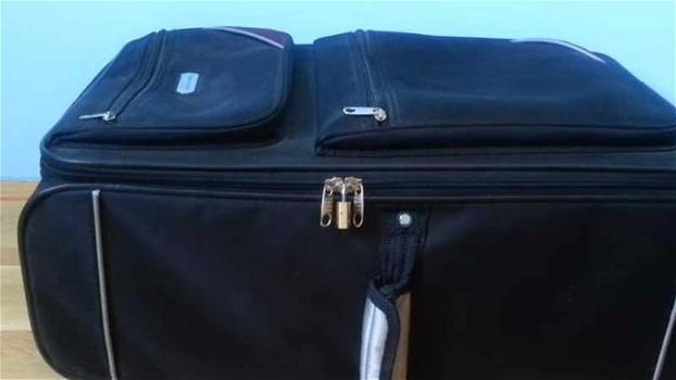 Ecco come aprire una valigia chiusa con un lucchetto senza chiave. Geniale!