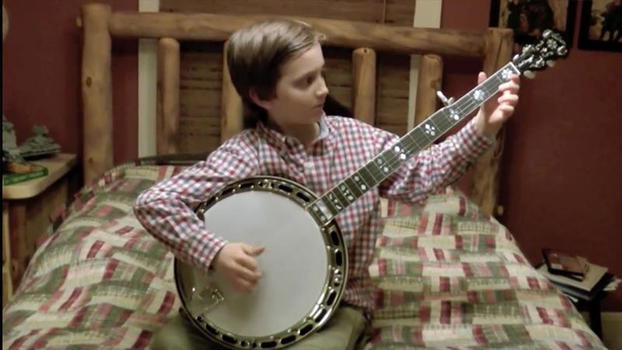 Bambino di 8 anni inizia a suonare il banjo. Quello che succede dopo è incredibile!