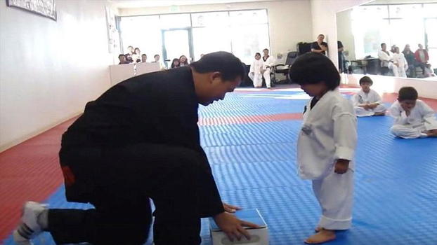 Bimbo pratica il Taekwondo. Quello che fa è troppo divertente!