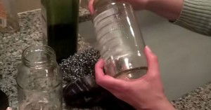 Ecco come togliere le etichette dalle bottiglie con un solo ingrediente. Geniale!