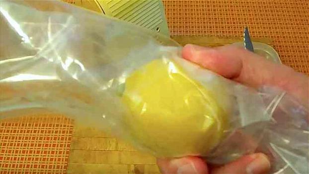 Mette un limone in un sacchetto e lo congela. Il motivo è geniale!