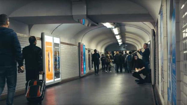 Dei musicisti suonano nella metropolitana di Parigi. Non immaginerai mai cosa succede!