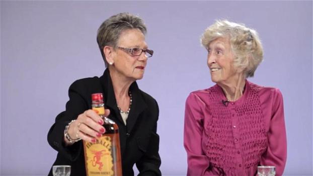 Quattro nonne bevono whisky per la prima volta. Ecco la loro reazione!