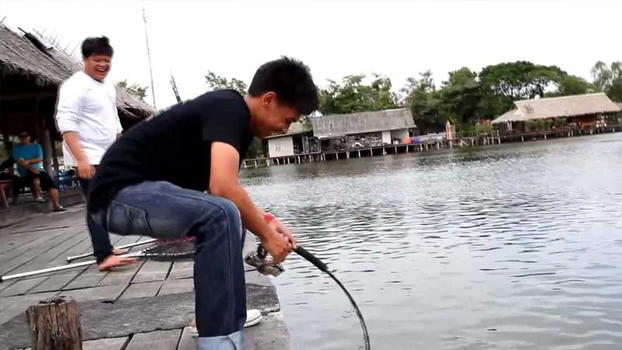 Un pescatore non crede ai propri occhi. Ecco quello che riesce a pescare!