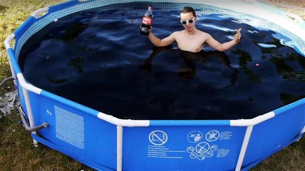 Riempie una piscina con 6000 litri di Coca Cola e delle mentos. Ecco cosa succede quando si tuffa!