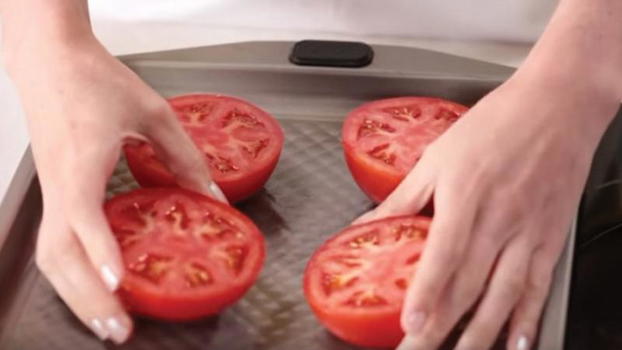 Taglia a metà dei pomodori. Quello che crea è da leccarsi i baffi!