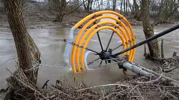 Ecco come prelevare acqua da un fiume senza energia elettrica. Geniale!