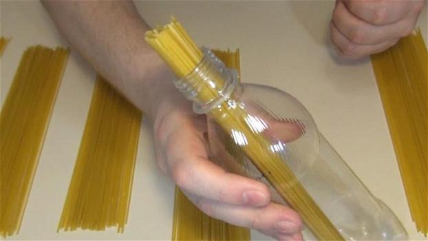 Mette gli spaghetti in una bottiglia. Il motivo è geniale!