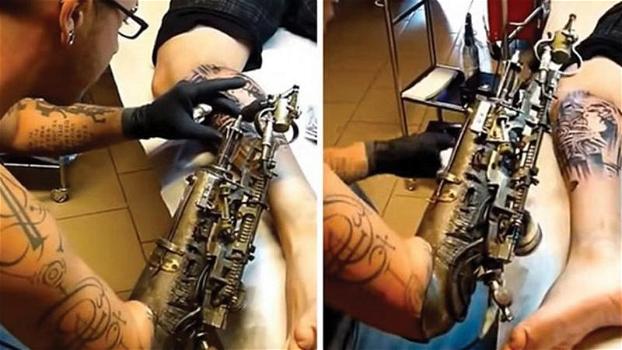 Tatuatore perde l’uso del braccio. Quello che riesce a fare è incredibile!