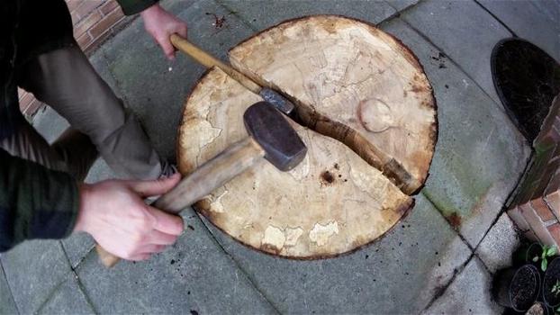 Taglia un pezzo di legno ed inizia a scavarlo al centro. Non immaginerai mai cosa crea