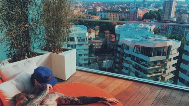Fedez compra attico di lusso a Milano e posta le foto: fan in rivolta su Instagram