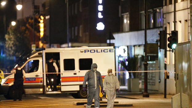 Londra, 19enne apre il fuoco sui passanti in piazza: 1 morto, 5 feriti