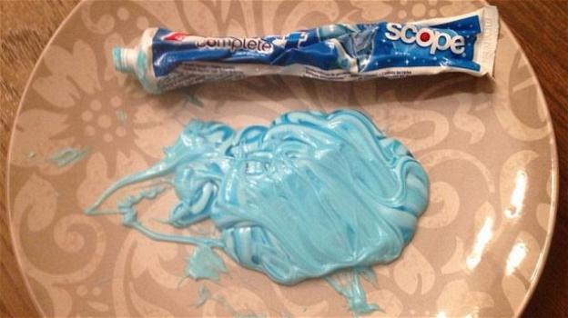 Questa foto di un dentifricio su un piatto è diventata virale: ecco perché