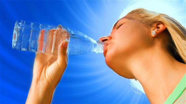 Bere acqua dalle bottigliette di plastica riutilizzate è poco igienico. Ecco perché