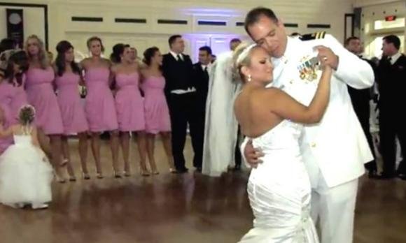 Gli sposi ballano insieme durante il ricevimento del loro matrimonio. Non immaginerai mai cosa succede