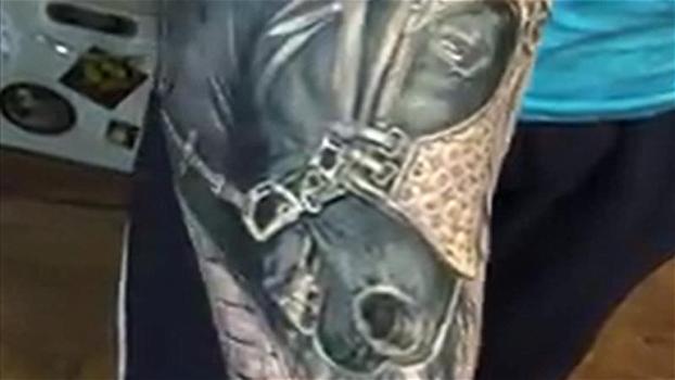 Mostra il tatuaggio di un cavallo. Ecco cosa succede quando gira il braccio
