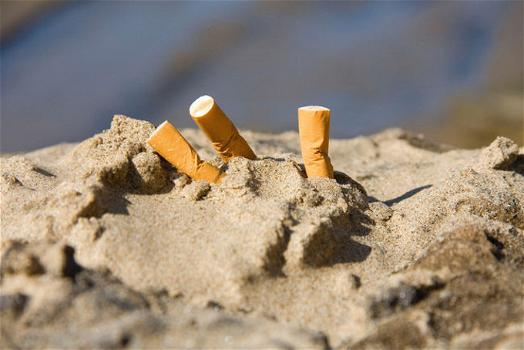 Mozziconi di sigarette in spiaggia, il mare vale una cicca? multe fino a 300 euro