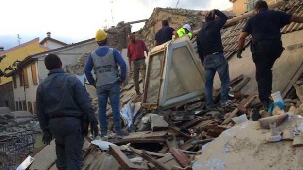 Terremoto, il lato brutto dell’Italia: gli sciacalli operavano travestiti da volontari