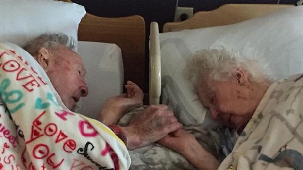 Sposati da 77 anni, stringe la mano della moglie mentre muore: la foto commuove il mondo