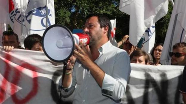 Salvini shock: chiede ai militari di abbandonare i migranti in mare