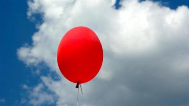 Trova il messaggio del figlio alla mamma morta in un palloncino: la lettera commuove il web