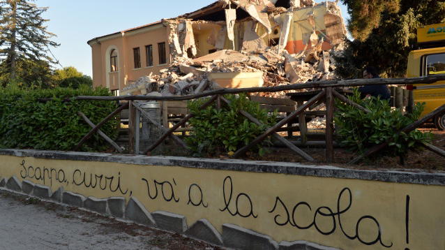Amatrice, i bambini tornano a scuola dopo il terremoto. Scuola traslata in una villa