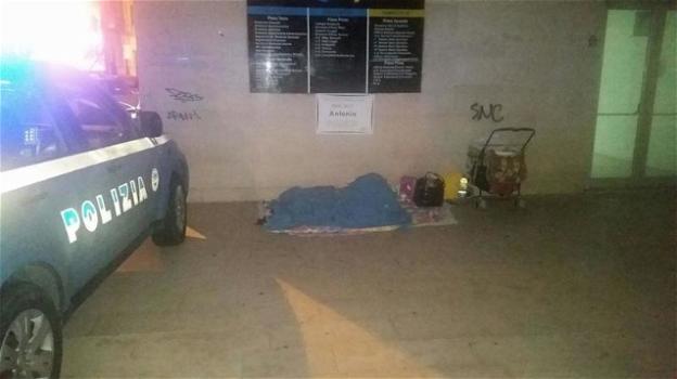 Donna dorme per strada con i figli, poliziotti pagano l’albergo