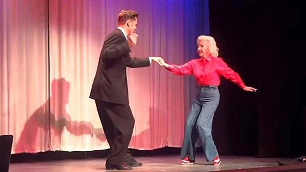 Un uomo chiede ad una donna di 88 anni di ballare con lui. Ecco cosa succede