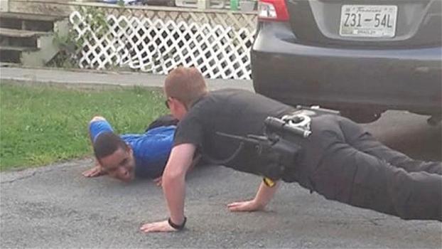 Poliziotto assiste ai capricci di un ragazzo autistico. Ecco cosa decide di fare per calmarlo
