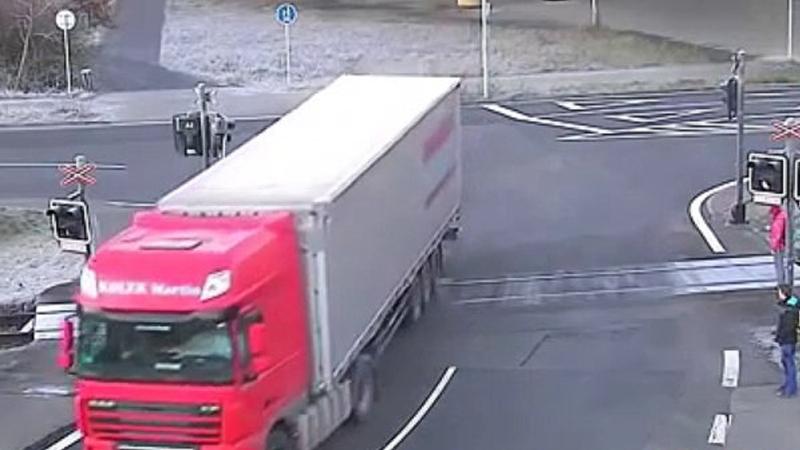 Camion passa sulle rotaie. Ecco cosa succede subito dopo