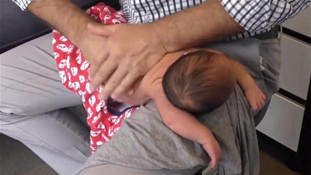 Ecco cosa fa questo chiropratico ad una neonata. Resterete senza parole!