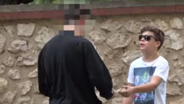 Non vedente chiede ai passanti di cambiargli dei soldi. Le loro reazioni vi stupiranno!