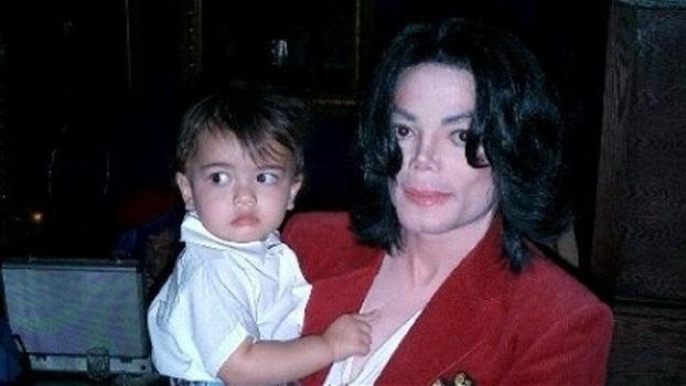 Il figlio di Michael Jackson è tale e quale al padre. Eccolo oggi