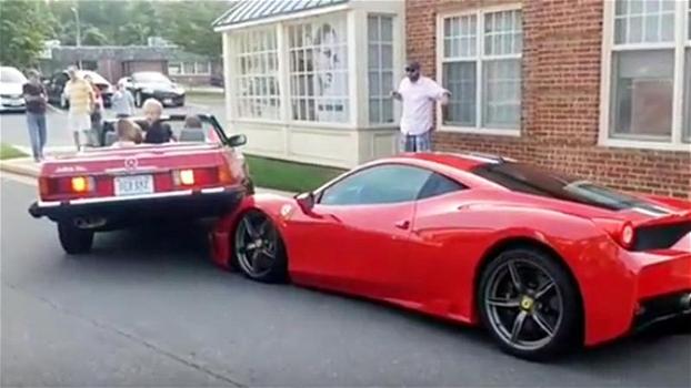 Una signora fa una manovra sbagliata e finisce su una Ferrari da 300.000 euro