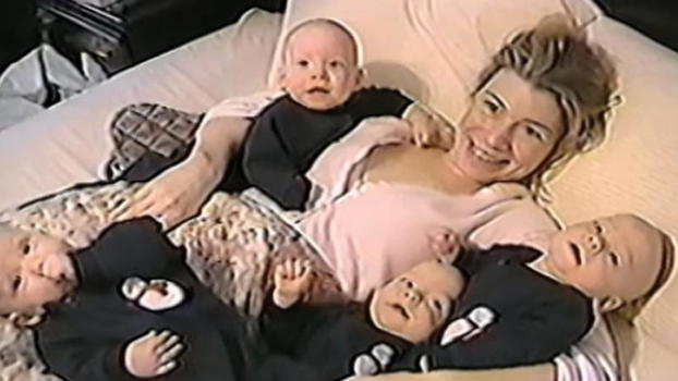 Filma sua moglie con i quattro gemelli. Non riuscirete a smettere di ridere