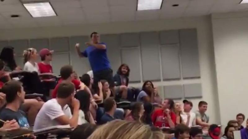 Studente lancia una pallina di carta nel cestino. Ecco per quale motivo