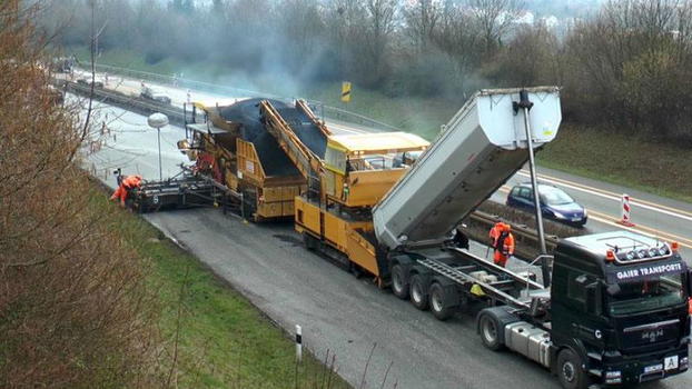 Ecco in quanto tempo asfaltano una strada in Germania
