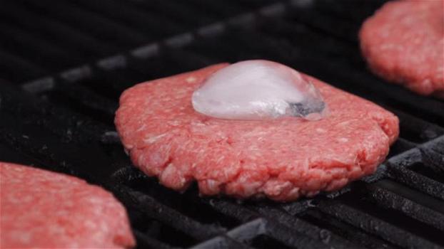 Mette un cubetto di ghiaccio sull’hamburger. Ecco il motivo