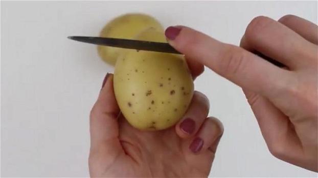 Taglia le patate con un coltello. Ecco il trucco che vi aiuterà in cucina