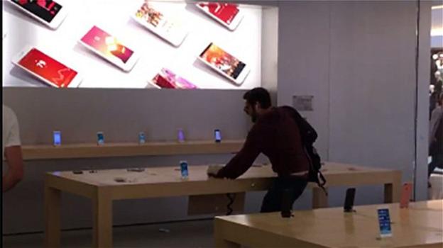 Entra in un Apple Store e, per protesta, fracassa iPhone ed iPad